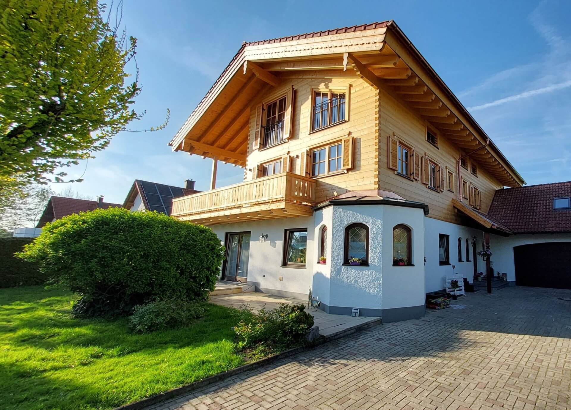 Blockhaus Nürnberg Aussenansicht mit Zufahrt, Aufstockung aus Holz, nachhaltig