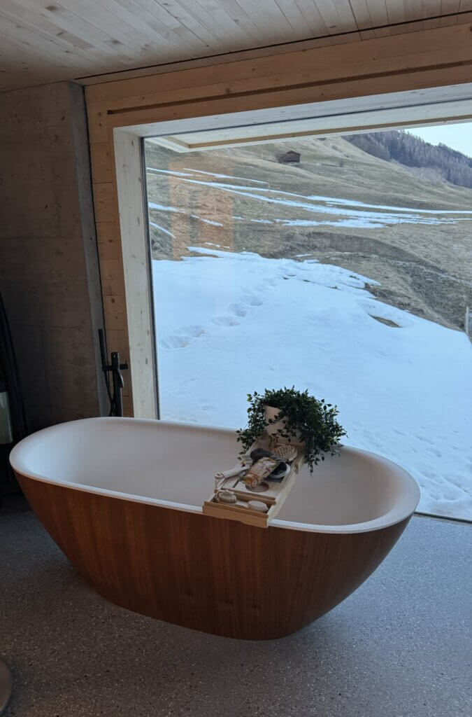 Badezimmer mit Blick auf die Berge Blockhaus Graubünden