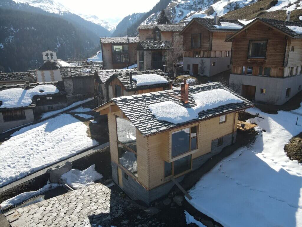 Blockhaus Graubünden Sicht auf das Steindach