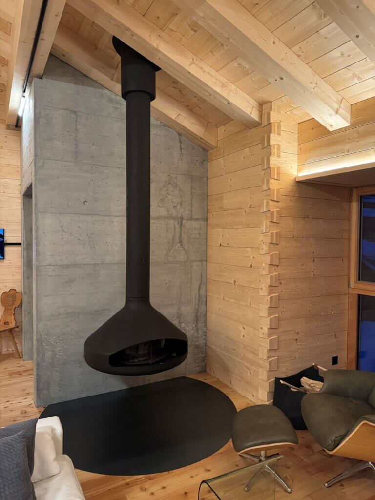 Gemütlicher Kaminofen im Blockhaus Graubünden