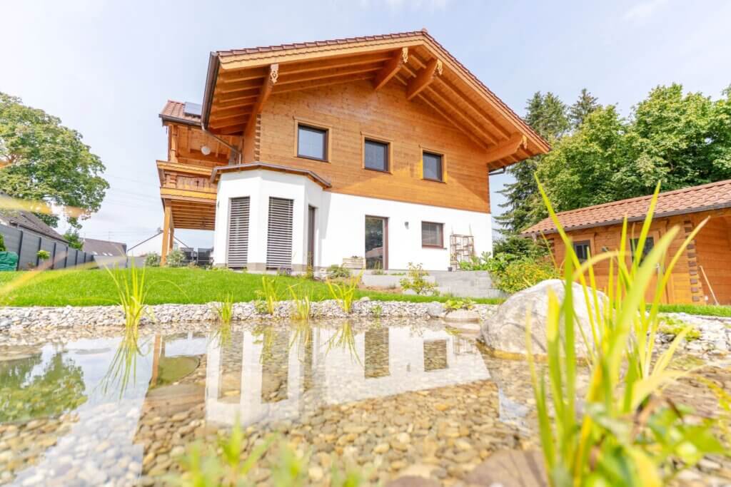 Blockhaus Augsburg mit Teich